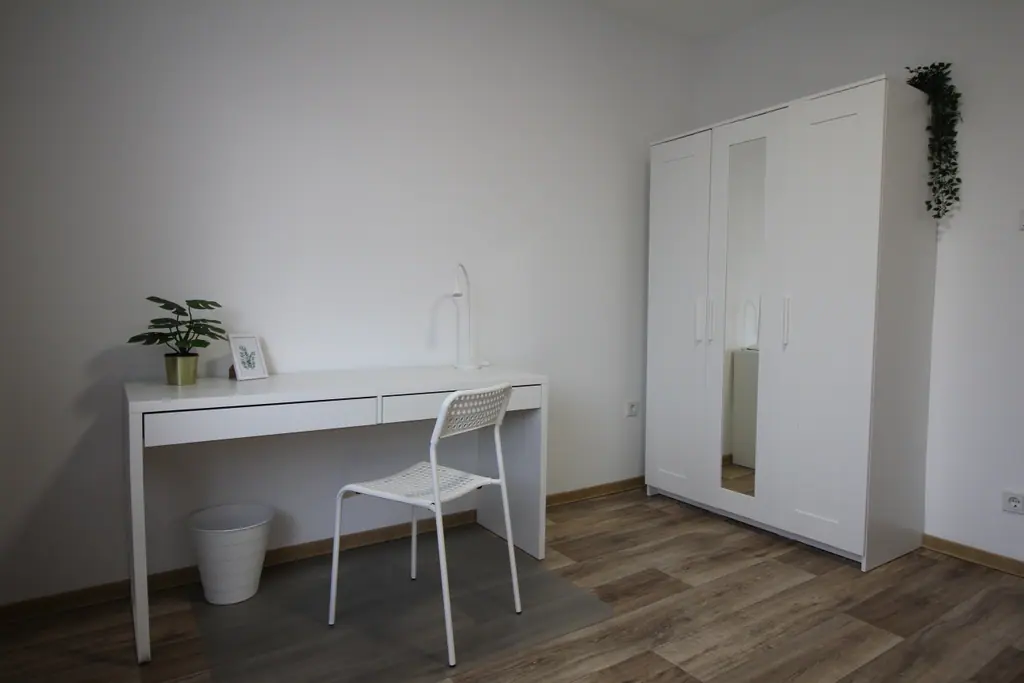 Schreibtisch mit Kleiderschrank