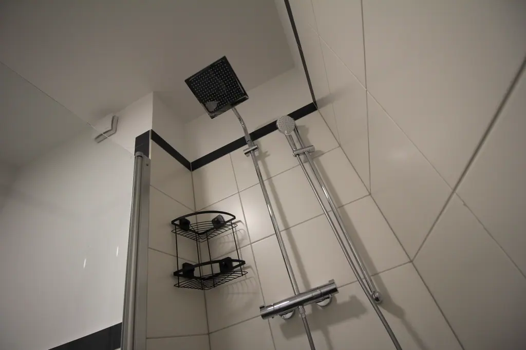 Dusche mit Glaswand