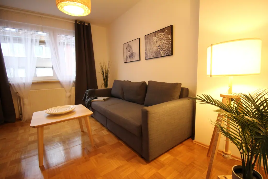 Graues Sofa mit Stehlampe im Wohnbereich