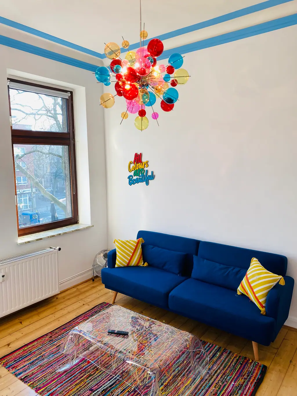 Blaues Sofa mit gelben Kissen