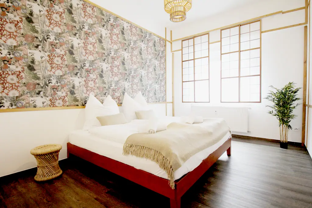 Schlafzimmer mit floraler Tapete und Shoji-Fenstern