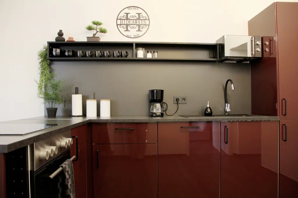 Küchenzeile mit Kaffeemaschine und Regal