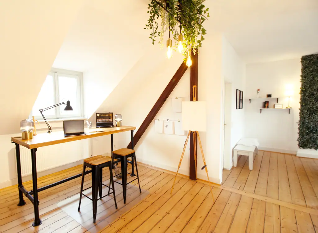 Arbeitsplatz am Dachbalken mit Barhockern und Tageslicht