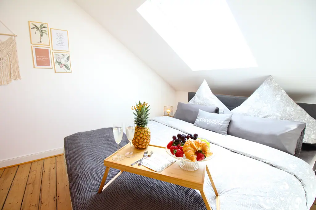 Bett mit Frühstückstablett und Obst