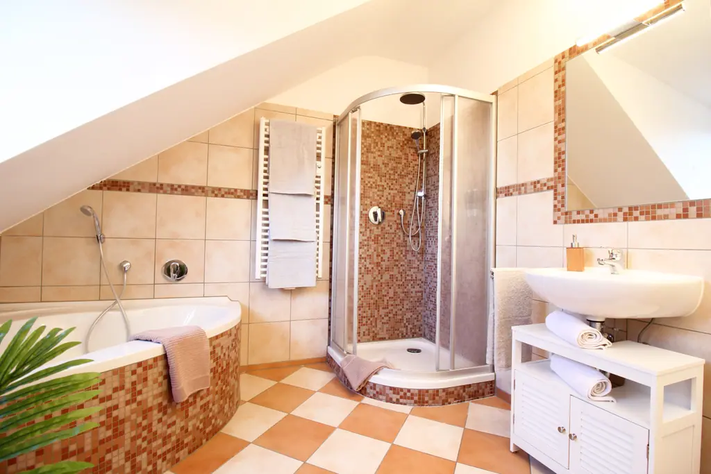 Bad mit Dusche und Eckbadewanne