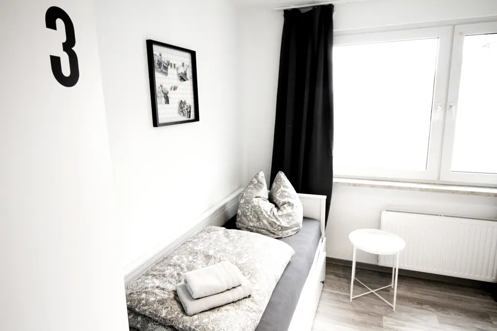 Zimmer 3 mit Einzelbett und Fenster