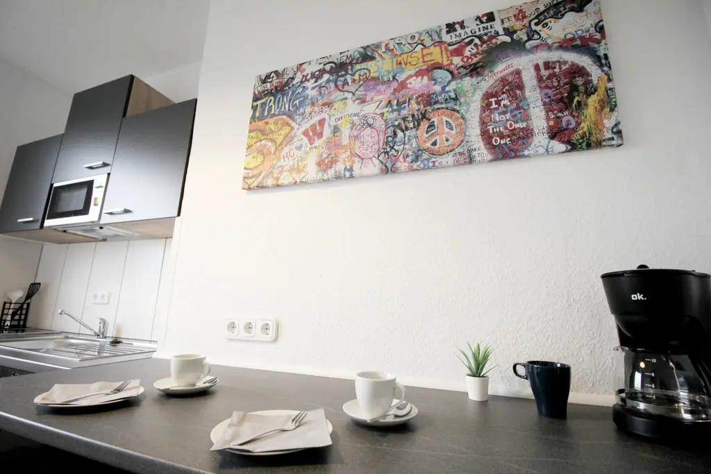 Küche mit Graffiti-Bild über der Theke