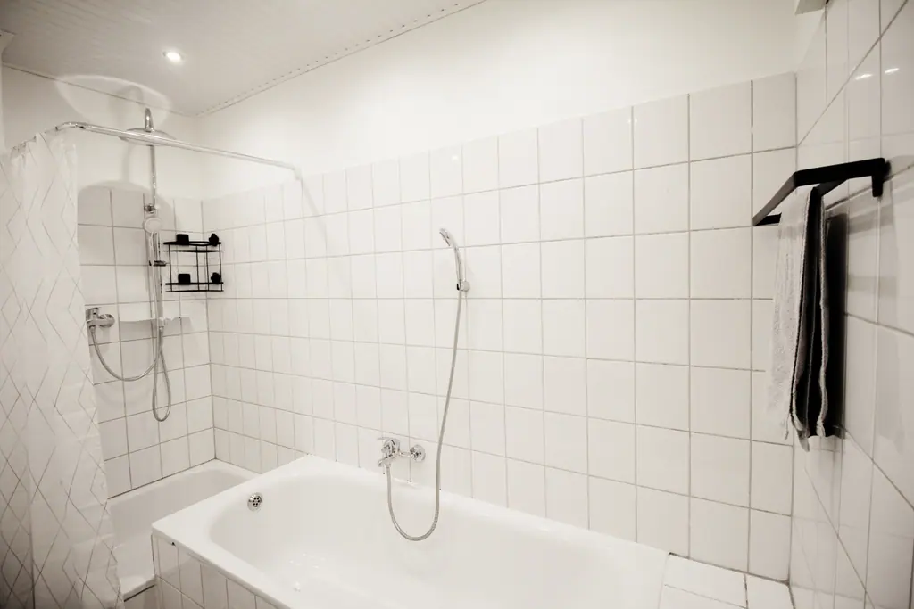 Bad mit Badewanne und Dusche