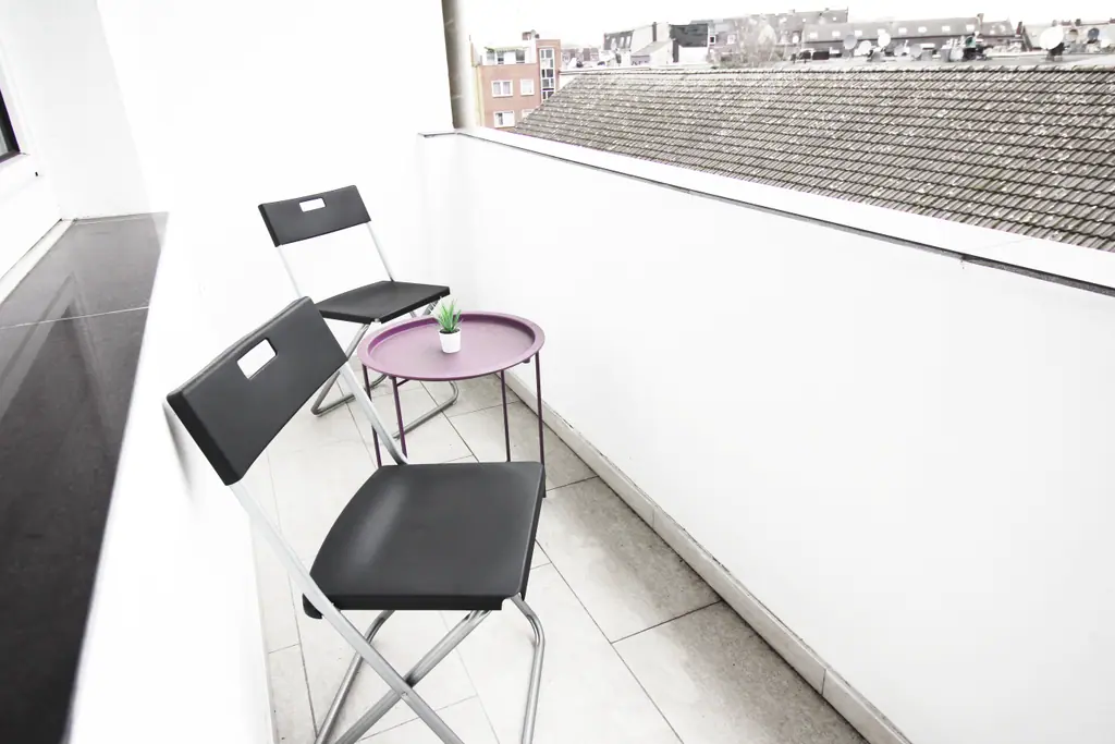 Dachterrasse mit Klappstühlen