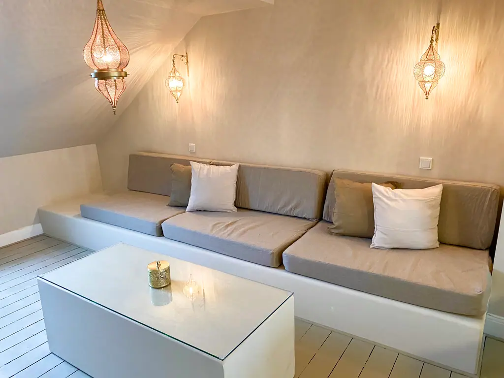 Lounge mit Sitzlandschaft, Kissen und orientalischen Lampen