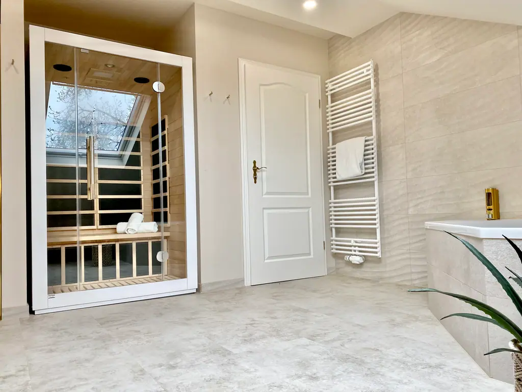 Bad mit Sauna, Heizkörper und Dachfenster