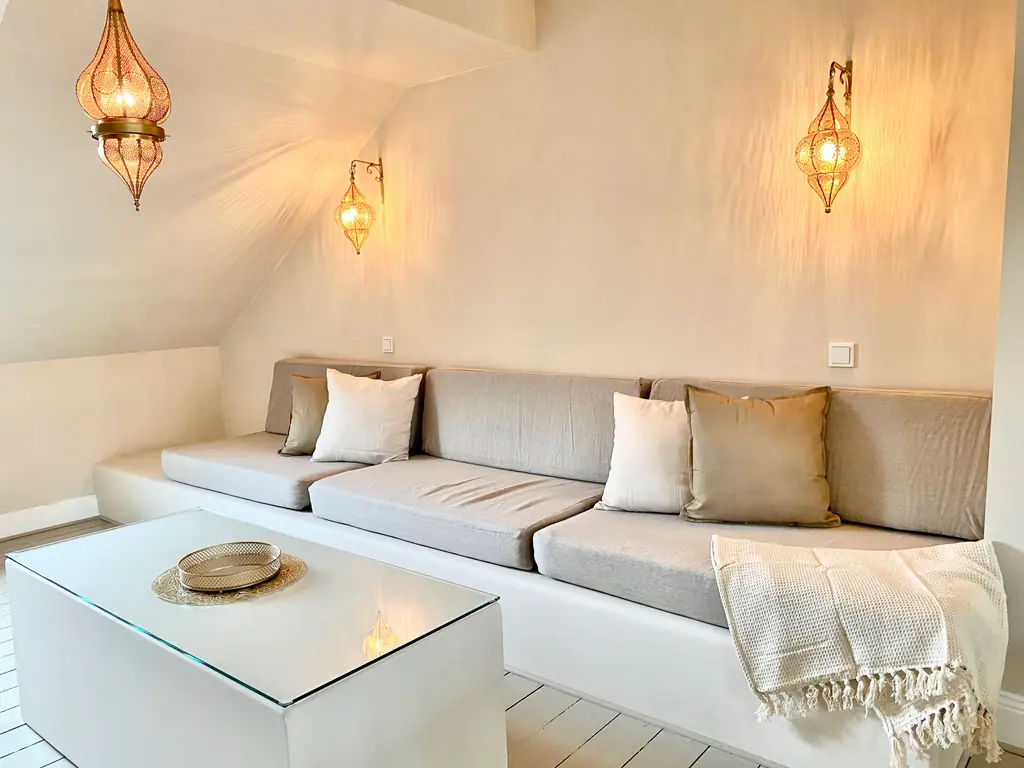 Lounge mit Wandleuchten im orientalischen Stil