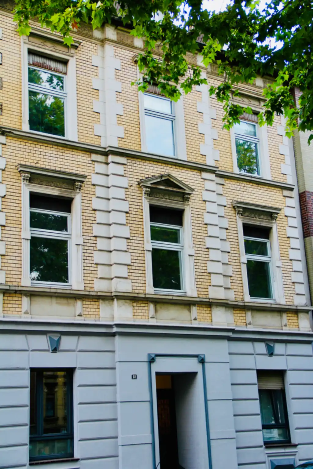 Fassade des Altbaus Brückenplatz 18 in Duisburg