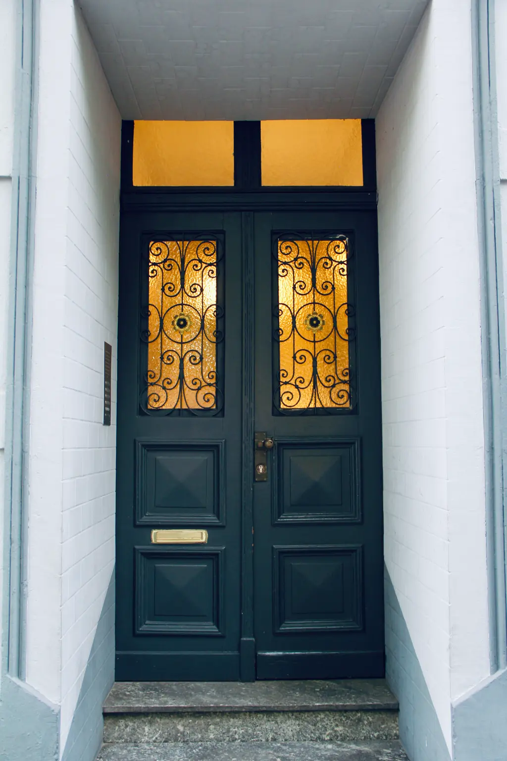 Haustür mit Jugendstil-Gittern am Brückenplatz 18