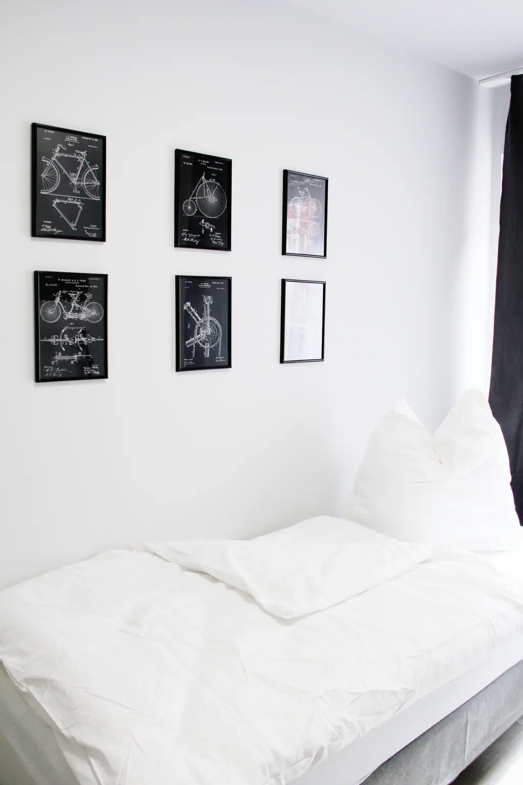 Bett mit Patentzeichnungen als Wandbilder