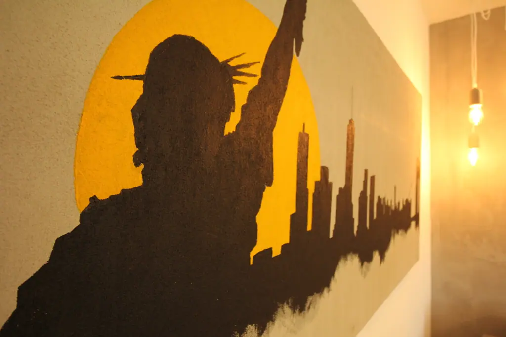 Wandbild mit Freiheitsstatue und New Yorker Skyline in Gelb und Grau