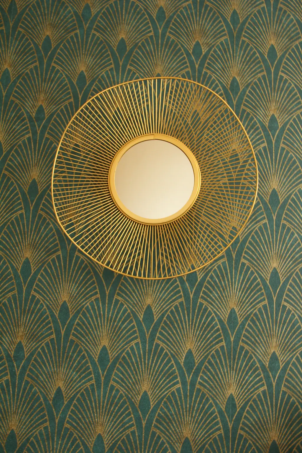 Goldener Sonnenspiegel auf Art-déco-Tapete