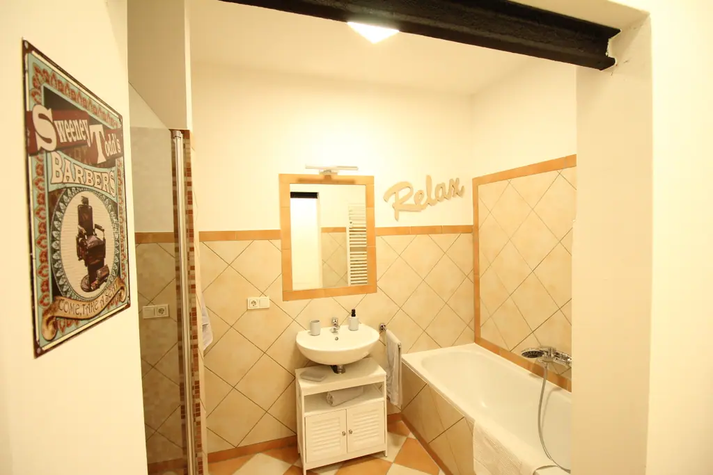 Bad mit Badewanne und Spiegel