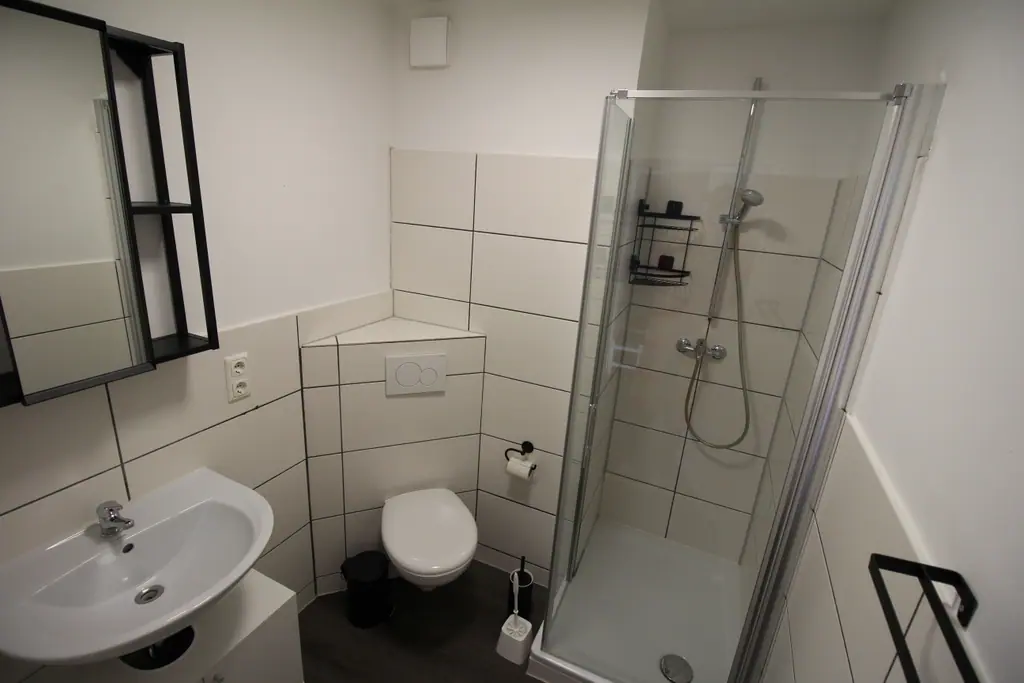 Bad mit Dusche, Waschbecken und WC