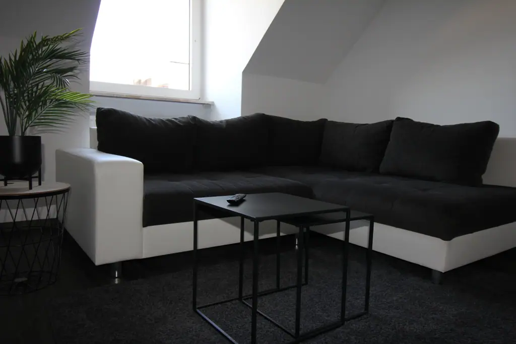 Schwarz-weißes Ecksofa im Wohnbereich