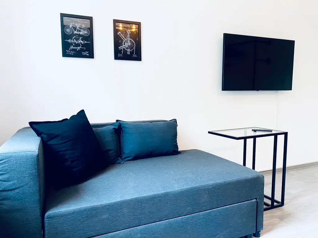 Blaues Sofa mit Beistelltisch