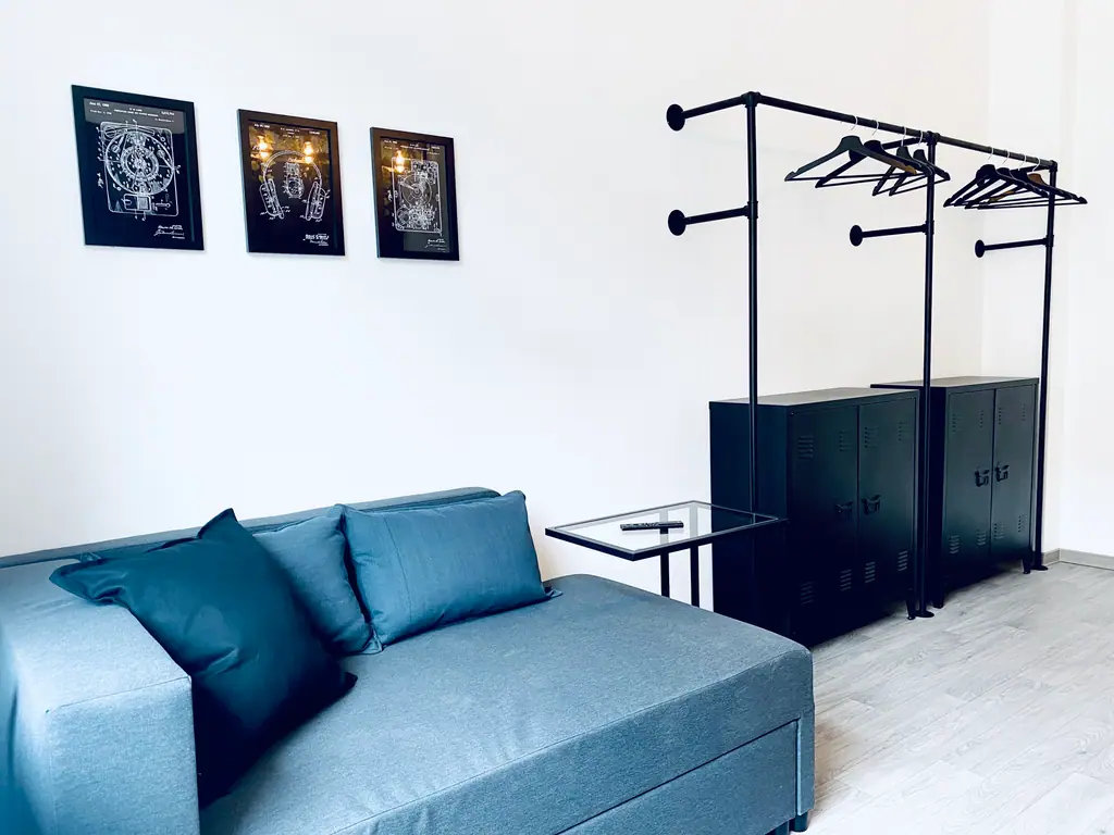 Sofa und Kleiderstange im Wohnbereich