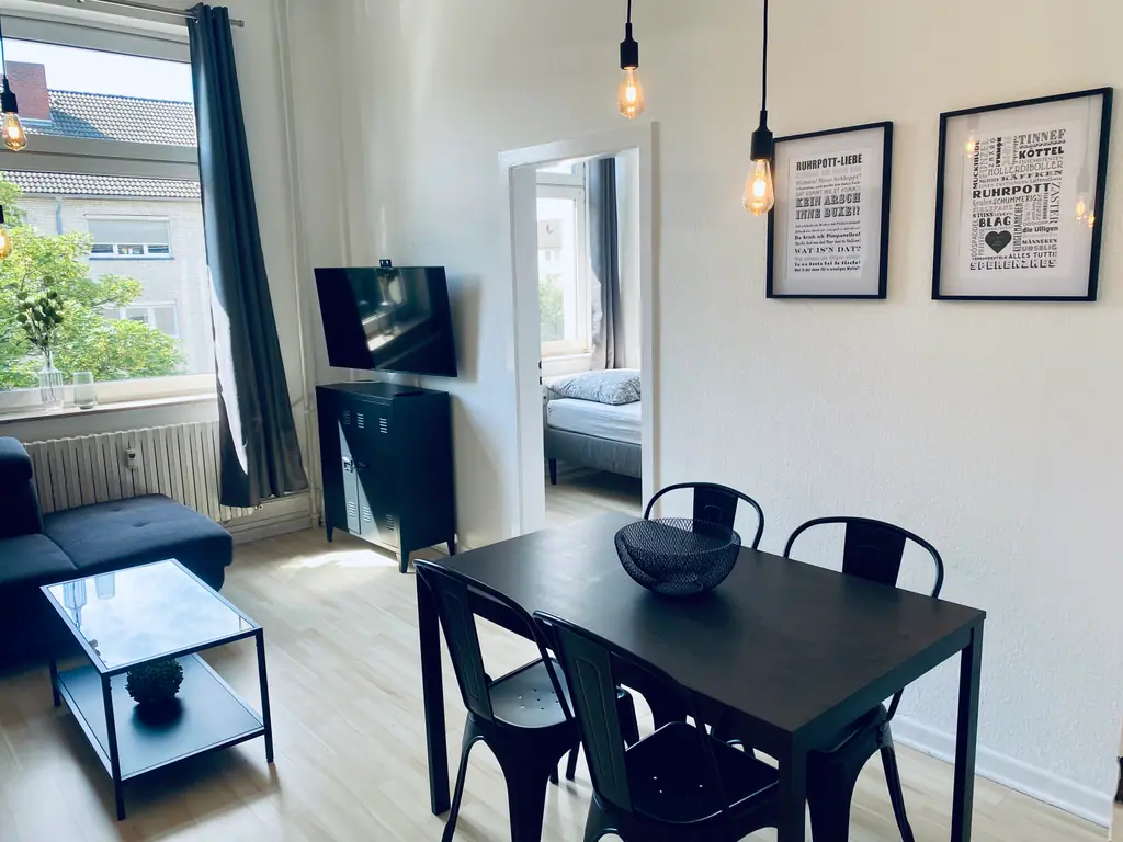 Essbereich mit schwarzem Tisch und Sofa
