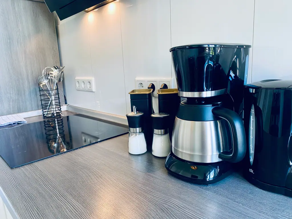 Küchenzeile mit Kaffeemaschine
