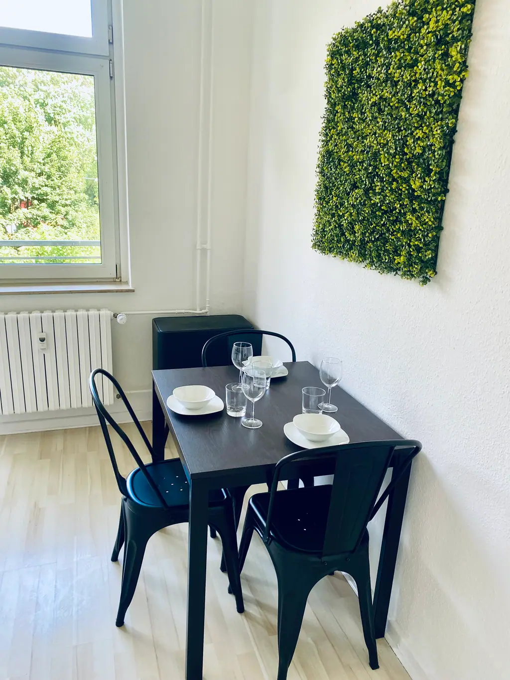 Gedeckter Esstisch mit Mooswand