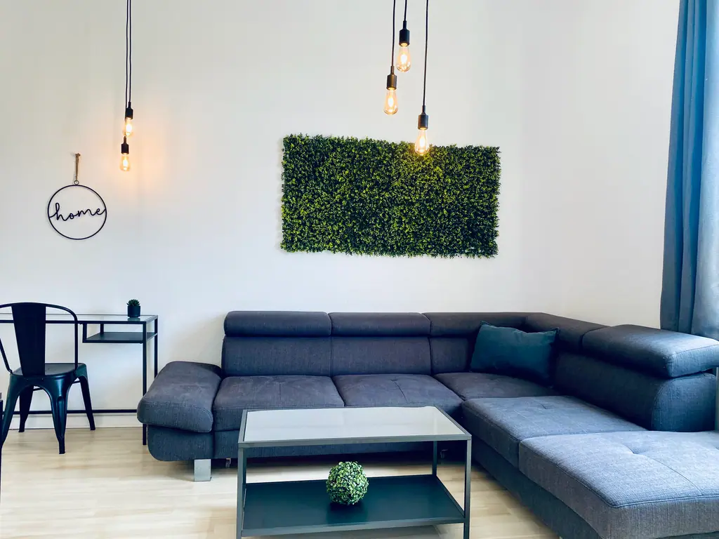SH Team 3.1: graues Ecksofa mit Mooswand