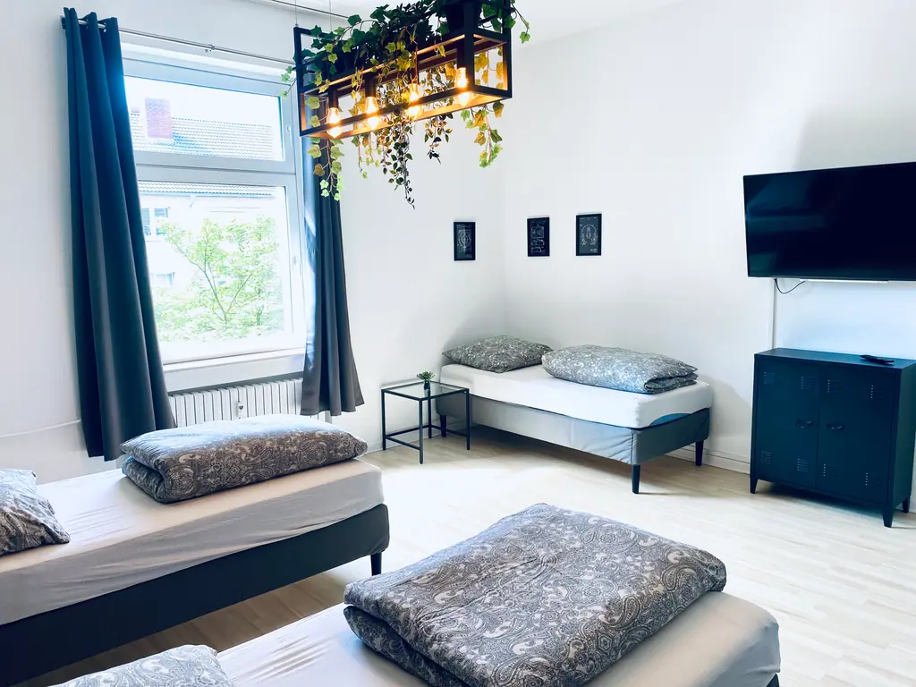 Zweites Schlafzimmer mit Fernseher