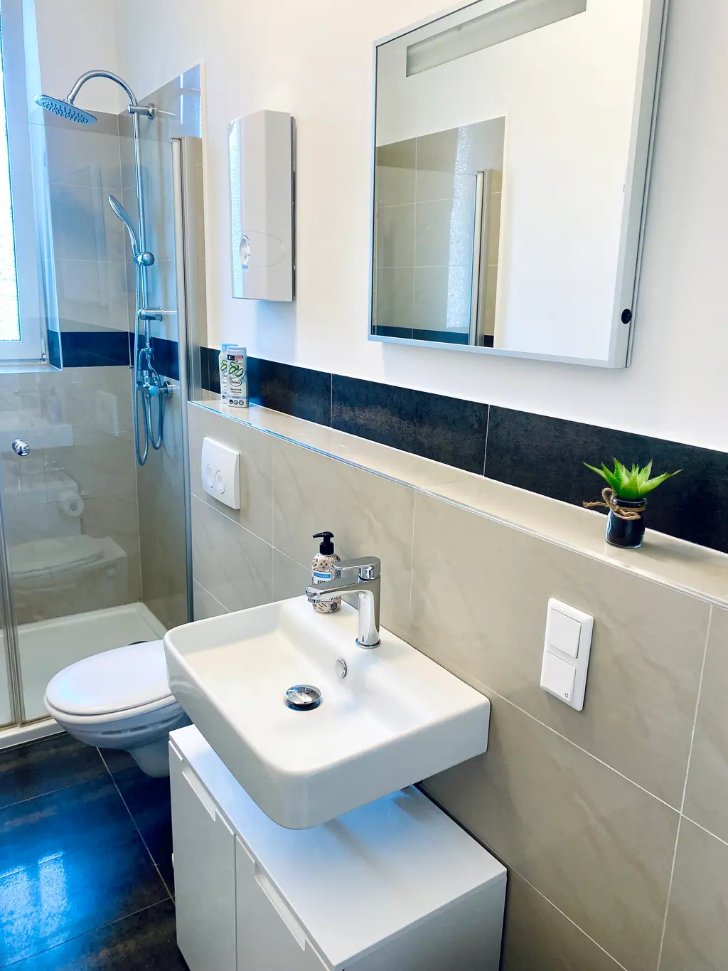 Bad mit Waschbecken und Dusche