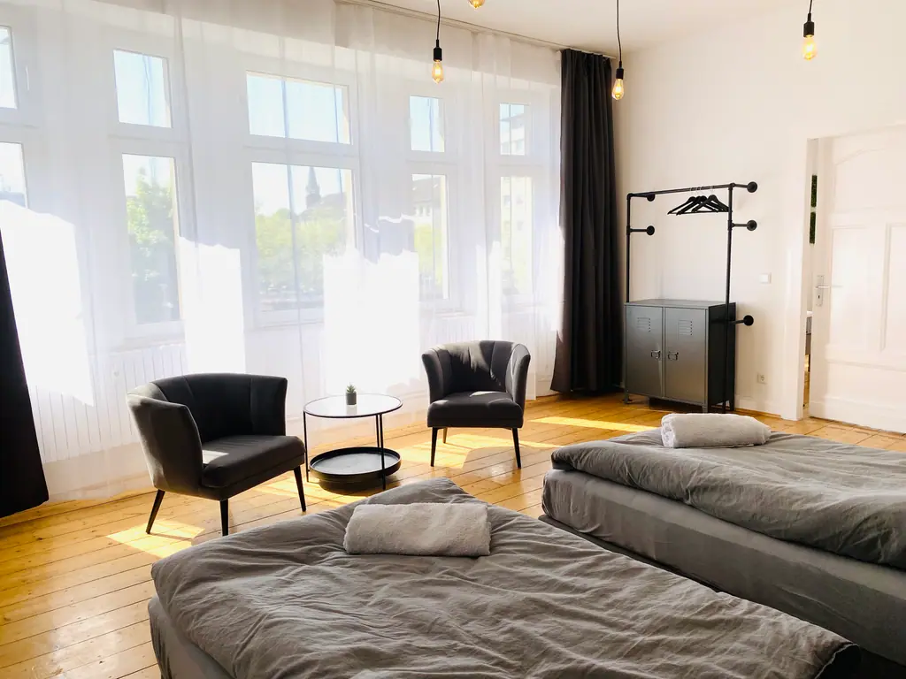 Großes Schlafzimmer mit Betten und Sitzecke