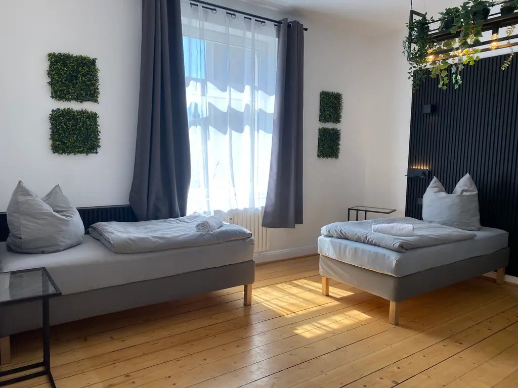 Schlafzimmer mit zwei Einzelbetten und Sitzsack