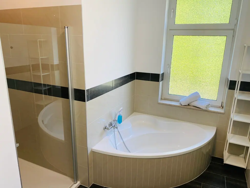 Eckbadewanne im Bad