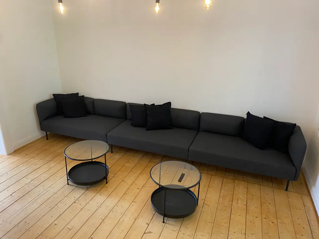 Langes dunkles Sofa im Wohnbereich