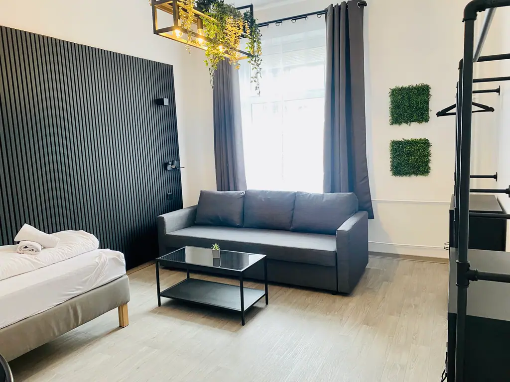 SH Team 6.1: Wohnbereich mit Sofa und Lamellenwand