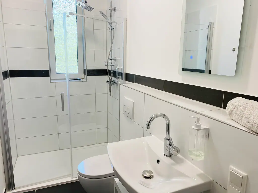 Bad mit Dusche und Waschbecken