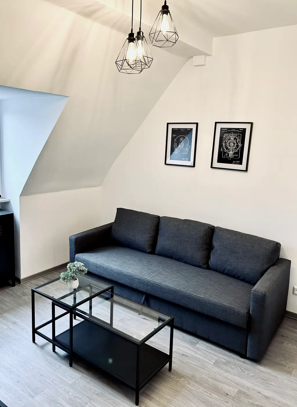 SH Team 8.1: graues Sofa unter der Dachschräge
