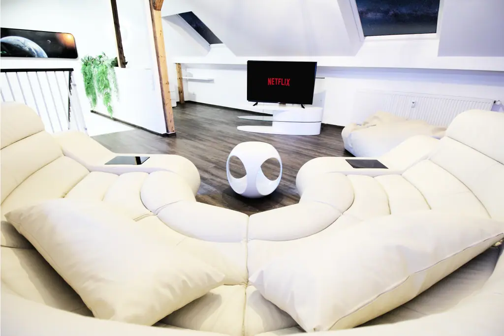 Sitzlandschaft mit Kugel-Tisch und Fernseher