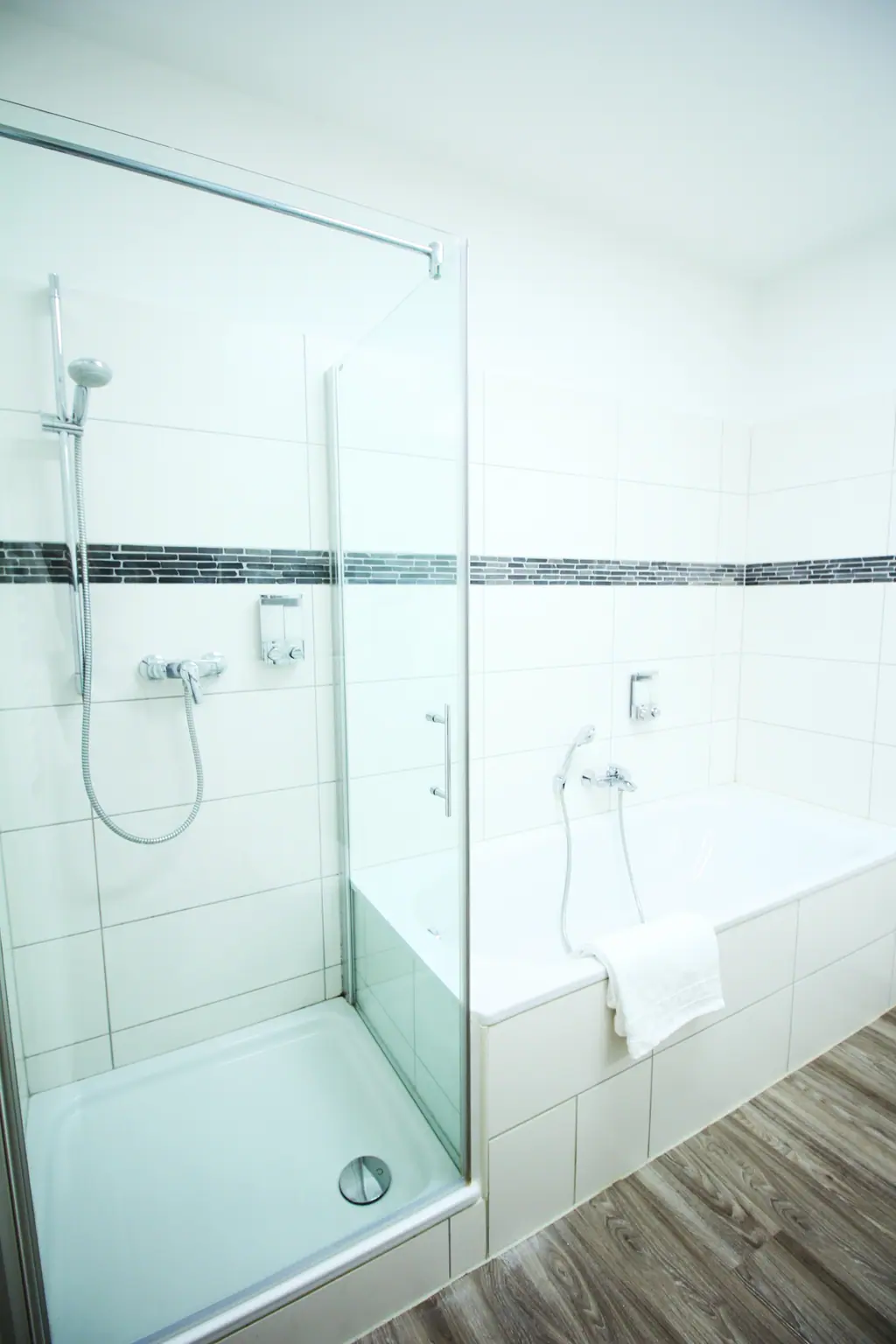 Dusche und Badewanne