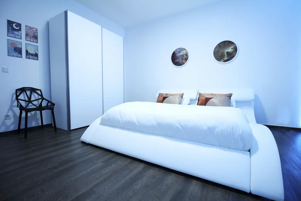 Zweites Schlafzimmer mit weißem Bett