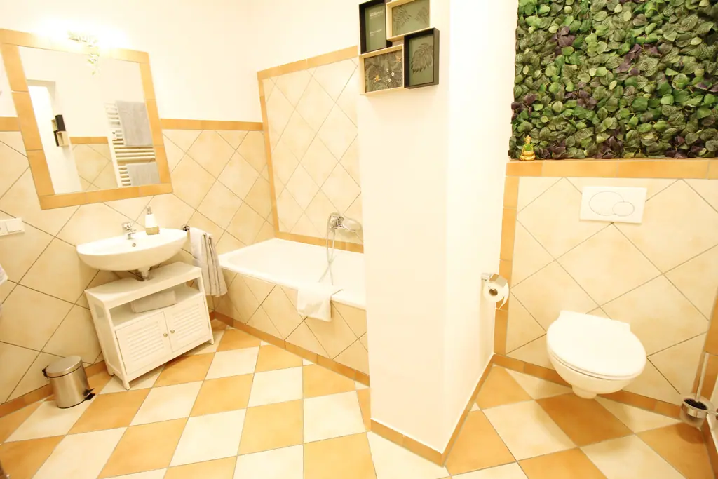 Bad mit Waschbecken, Spiegel und Badewanne