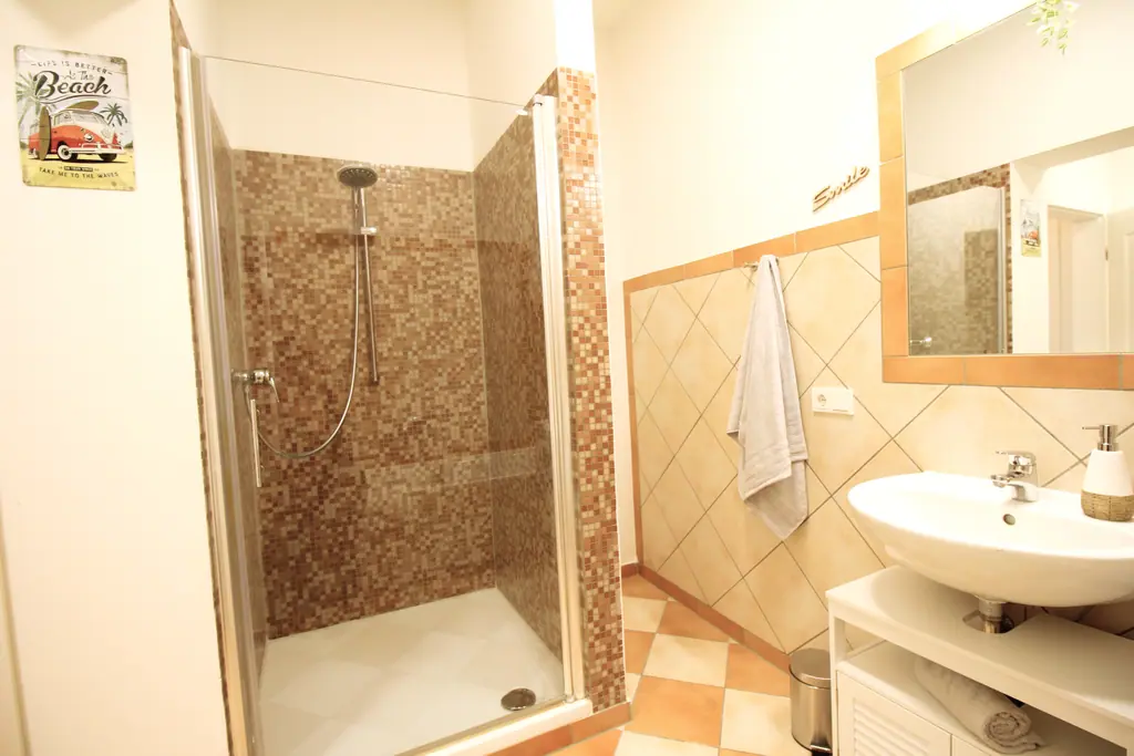 Dusche mit Mosaikfliesen