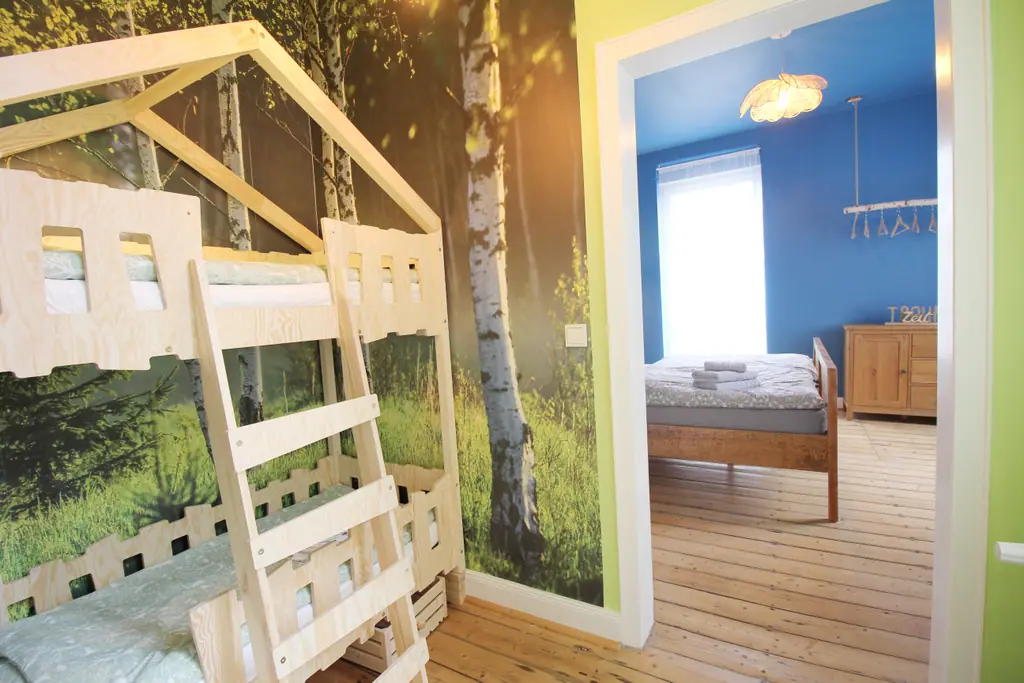 Blick vom Kinderzimmer ins Schlafzimmer