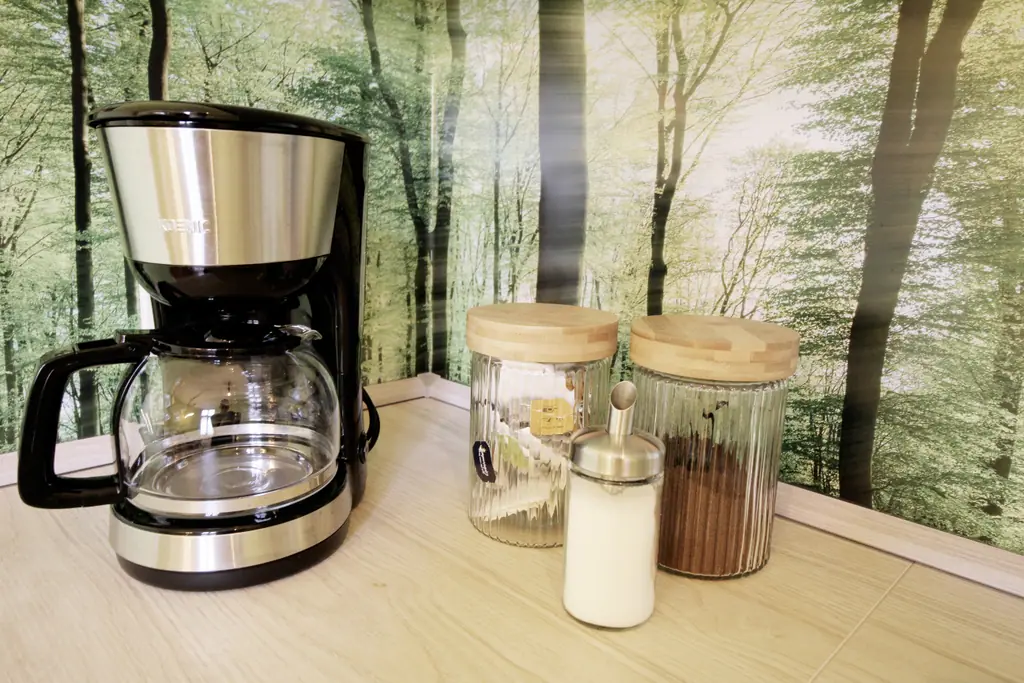 Kaffeemaschine und Vorratsgläser in der Küche