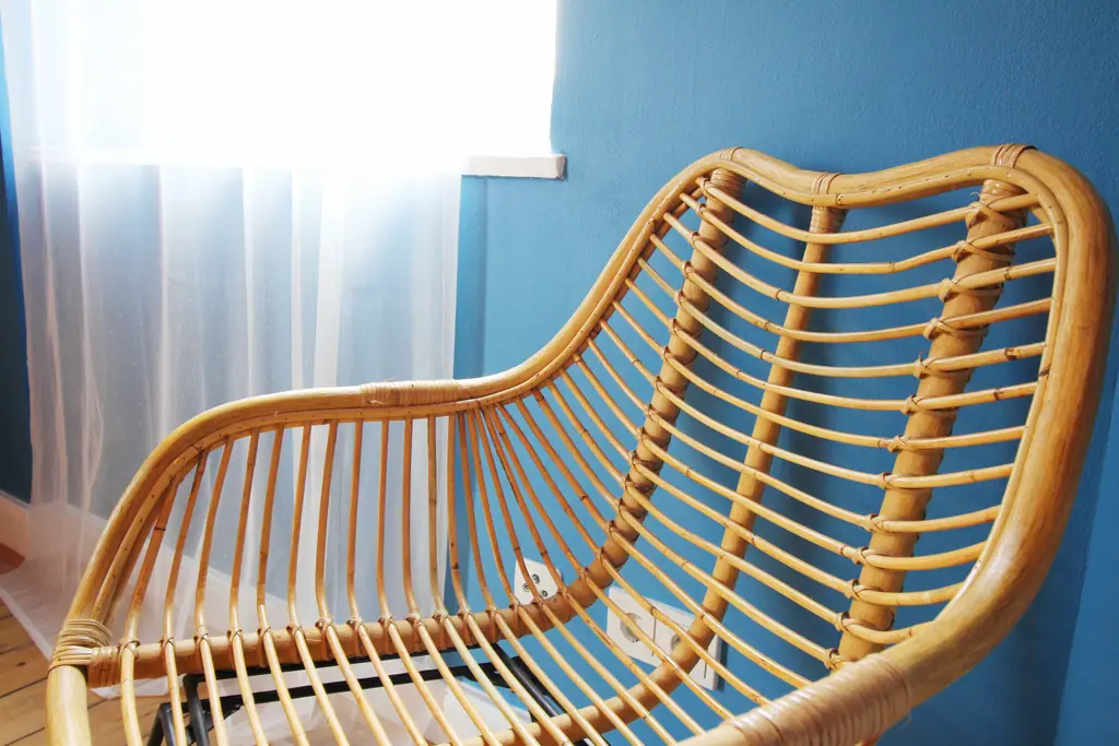 Rattan-Sessel im blauen Schlafzimmer